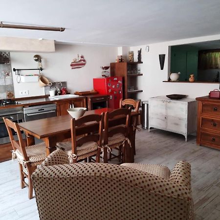 Un Apartamento Vacacional Con Detalles De Un Hogar Mairena del Aljarafe Bagian luar foto