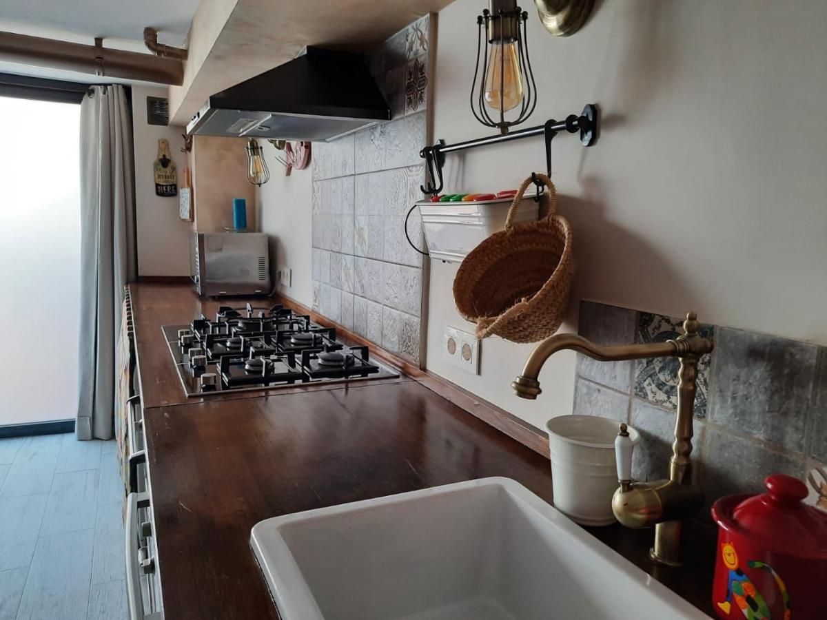 Un Apartamento Vacacional Con Detalles De Un Hogar Mairena del Aljarafe Bagian luar foto